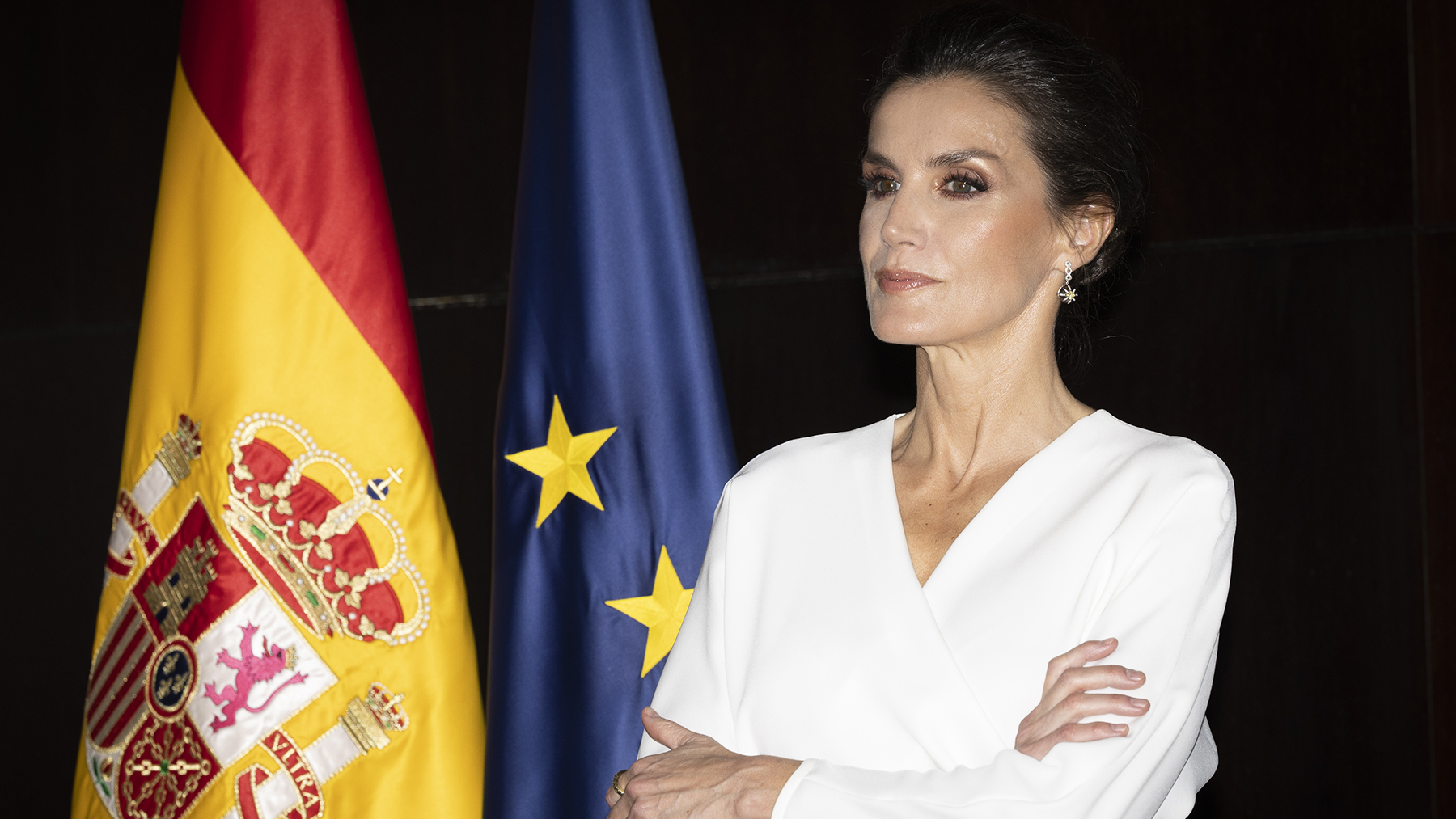 La Reina Letizia Apuesta Por El Binomio Black And White En Su Versi N M S Sofisticada En Angola