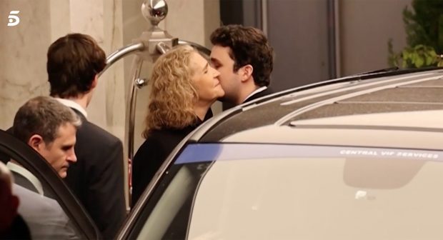 Froilán dando un beso a su madre / Telecinco