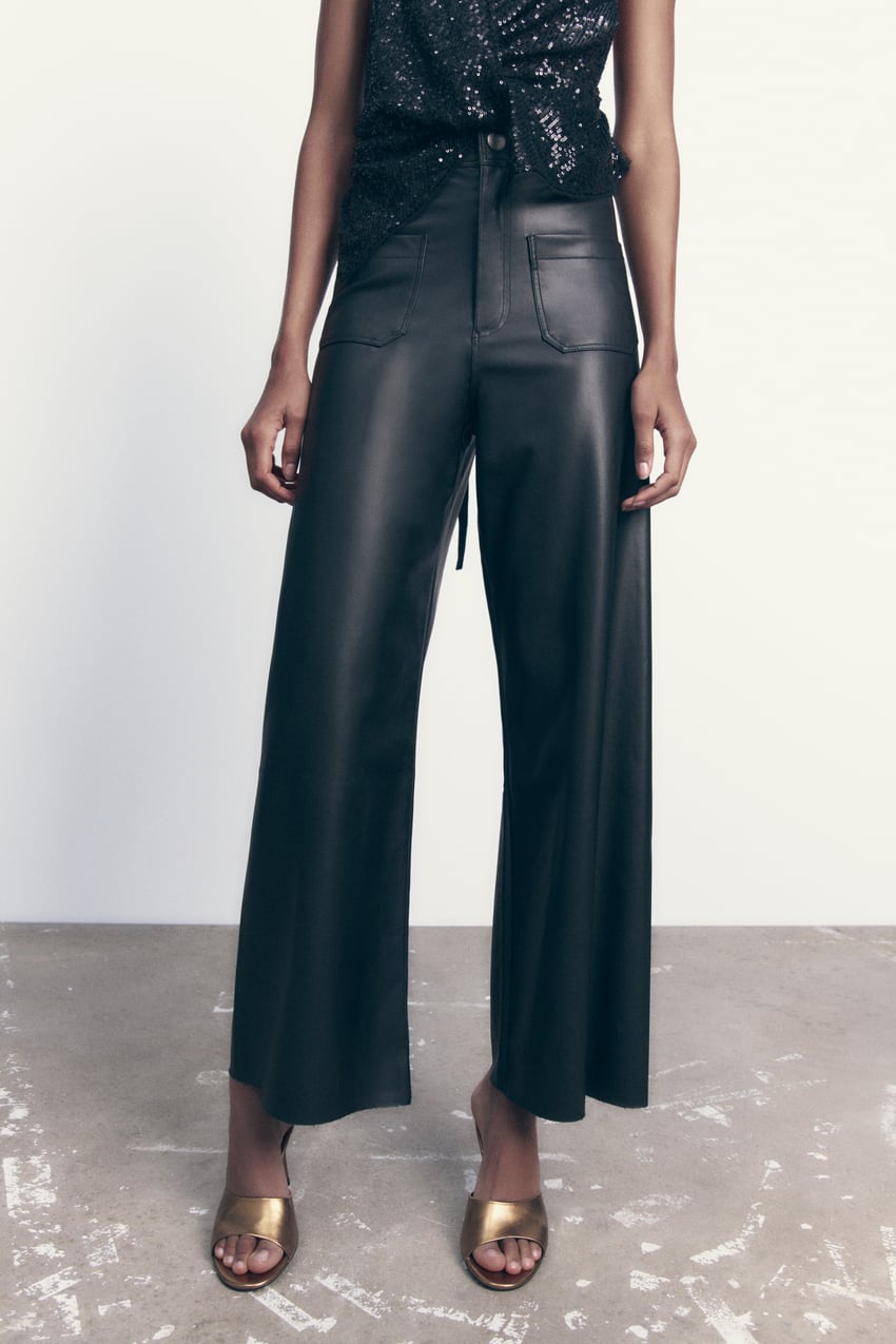 Los pantalones efecto piel de Zara que se venden como churros y quedan genial con cualquier look