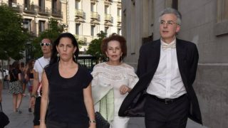 Dos de los tres hijos de Mario Vargas Llosa junto a su madre, Patricia Llosa / Gtres