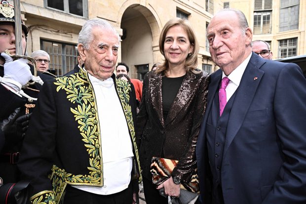 Juan Carlos, la Infanta Cristina y Mario Vargas Llosa en la Academia Francesa / Gtres