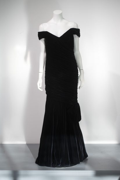 El vestido de la venganza de Diana de Gales en una exposición. / Gtres