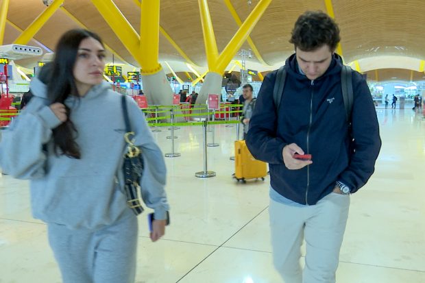 Froilán y Belén Perea en el aeropuerto de Madrid. / Gtres