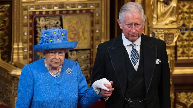 La Reina Isabel junto a su hijo, Carlos de Inglaterra. / Gtres