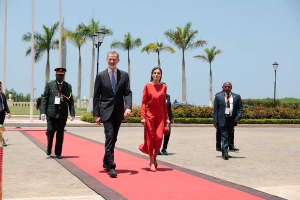 Los Reyes aterrizando en Angola / Gtres