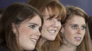Sarah Ferguson con sus hijas. / Gtres