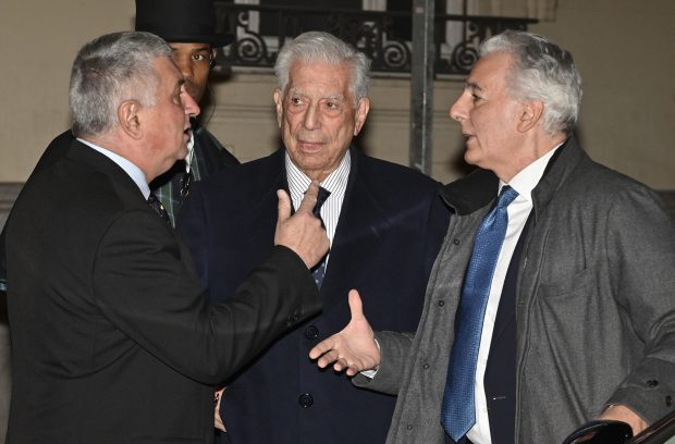 Mario Vargas Llosa y sus seres queridos en Madrid. / Gtres