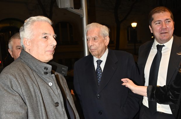 Mario Vargas Llosa y sus seres queridos en Madrid. / Gtres