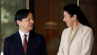 Naruhito y Masako mirándose. / Gtres