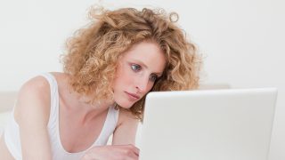 Modelo rubia con pelo rizado. / Gtres