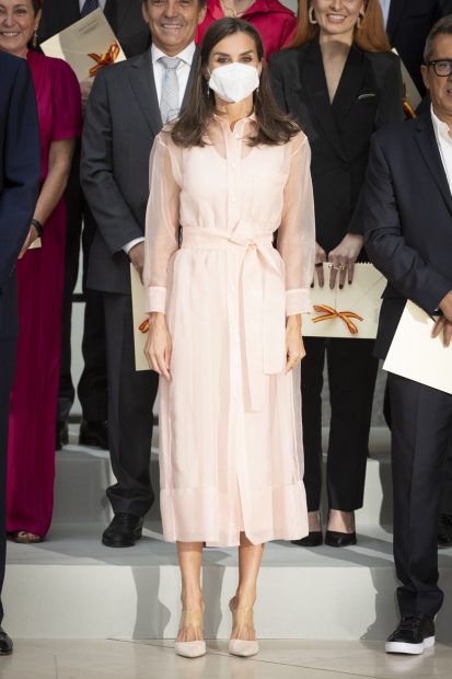 La Reina Letizia luciendo un vestido de transparencias rosa pastel / Gtres
