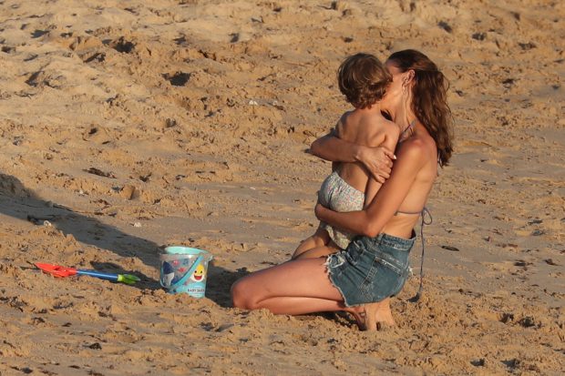 Eva González en la playa con su hijo / Gtres