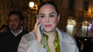 Tamara Falcó con su teléfono móvil. / Gtres