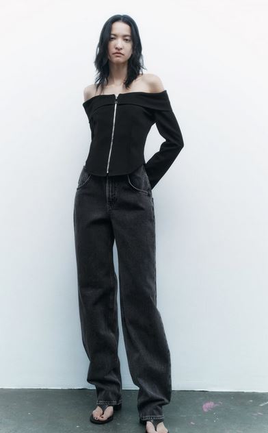 La influencer Celia Froman tiene el top de Zara perfecto para lucir hombros