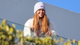 Shakira saludando desde su balcón / Gtres