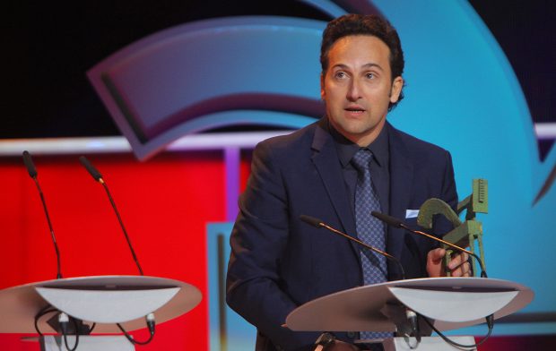 Iker Jiménez hablando frente a los micrófonos en los Premios Ondas 2015. / Gtres