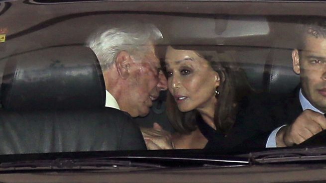 Mario Vargas Llosa hablando con Isabel Preysler en un coche / Gtres