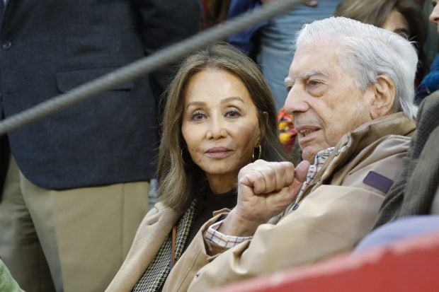 Isabel Preysler y Mario Vargas Llosa en una plaza de toros / Gtres
