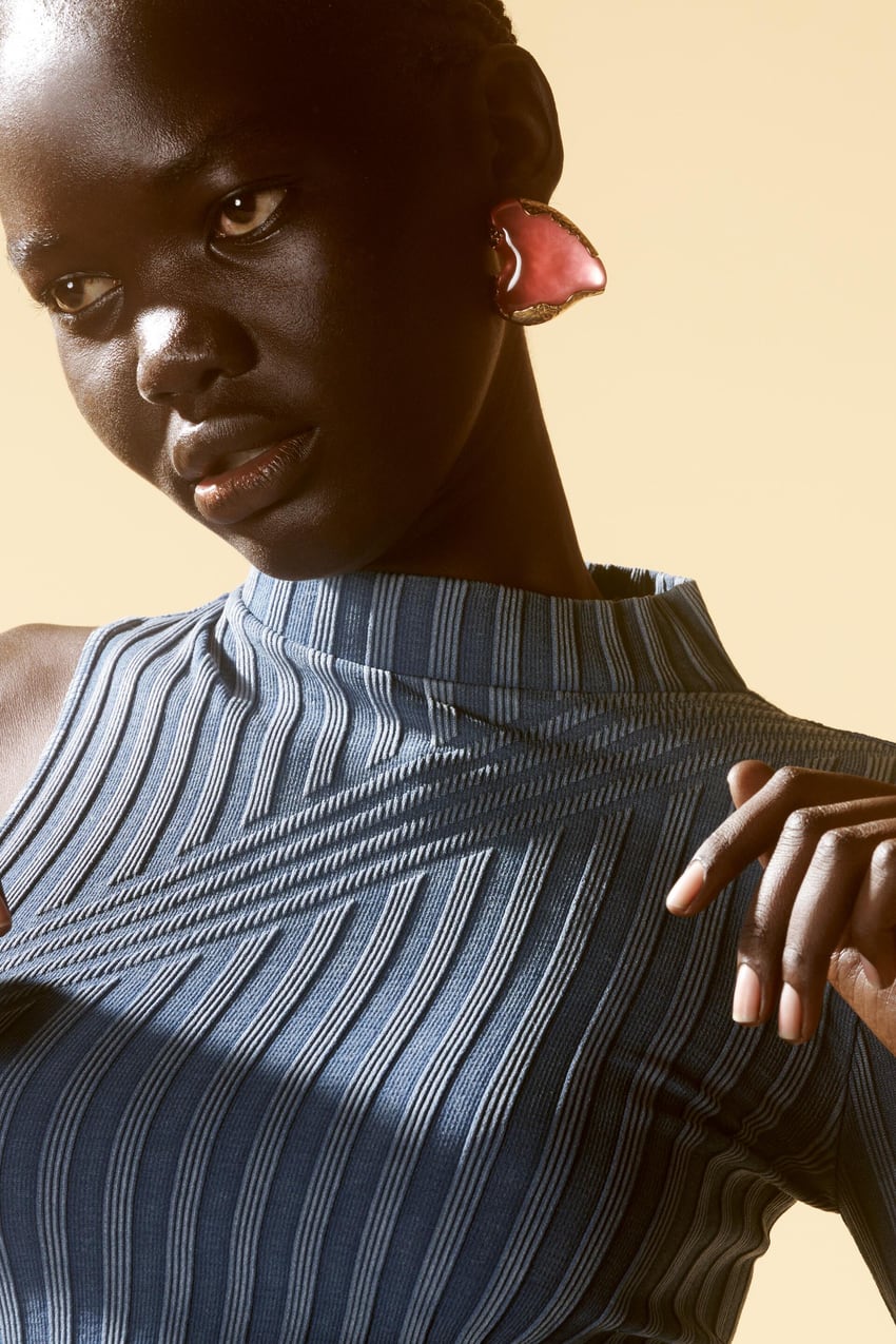La influencer Teresa Seco lo tiene claro: apuesta por el top de Zara que estiliza y es elegantes