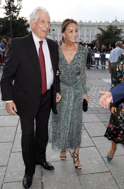 Isabel Preysler junto a Mario Vargas Llosa en el Teatro Real de Madrid / Gtres