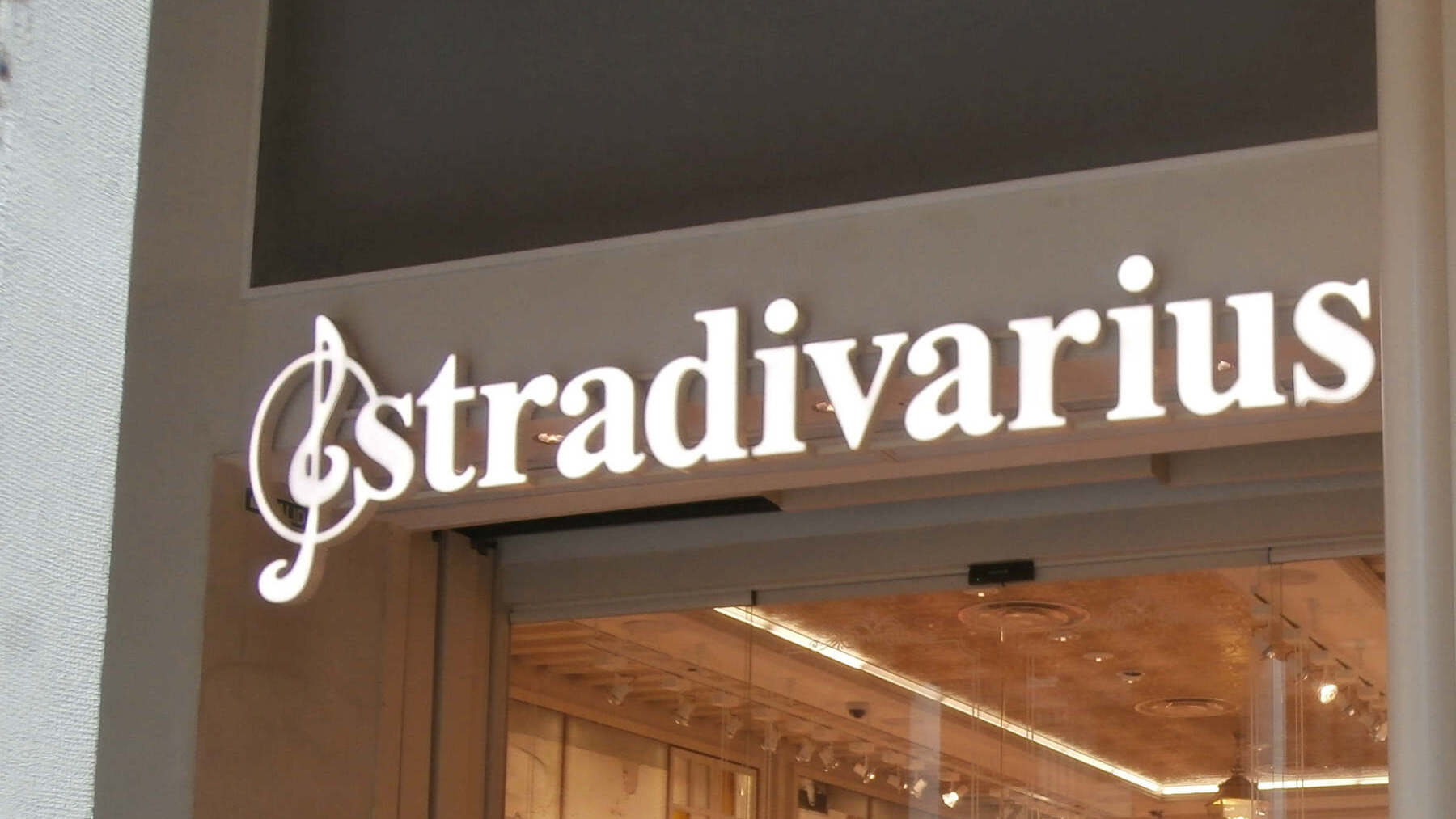 Los pantalones cargo blancos de Stradivarius que no dan volumen a tus caderas