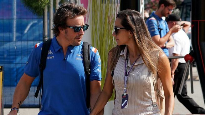 Fernando Alonso y Andrea Schlager en Francia / Gtres