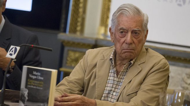 Mario Vargas Llosa presentando su libro 'Conversaciones en Princeton' / Gtres