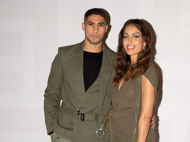 Achraf Hakimi con Hiba Abouk posando / Gtres