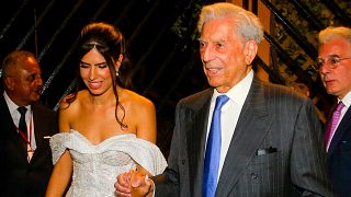 Mario Vargas Llosa junto a su nieta Josefina. / Gtres