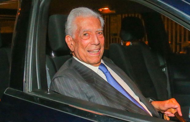 Mario Vargas Llosa en la fiesta previa a la boda de su nieta. / Gtres