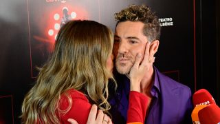 Rosanna Zanetti besando a David Bisbal en un photocall. / Gtres