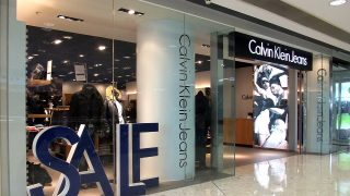 El vaquero de Calvin Klein que mejor estiliza, ahora rebajado
