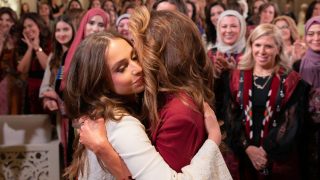 Rania de Jordania con su hija Iman. / Gtres