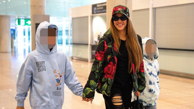 Shakira y sus hijos en el aeropuerto. (Foto: Gtres)