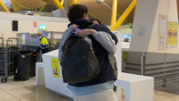 Belén Perea y Froilán dándose un abrazo en el aeropuerto / Gtres