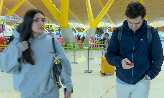 Belén Perea y Froilán en el aeropuerto / Gtres