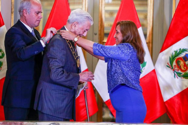 Mario Vargas Llosa y la presidenta en Perú. / Gtres