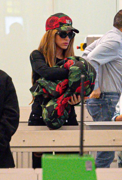 Shakira en el aeropuerto de Barcelona. / Gtres