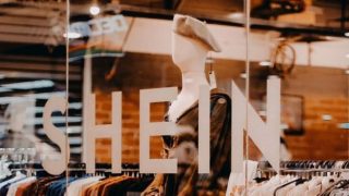 La chaqueta más demandada de María Pombo ya tiene clon y cuesta 700 euros menos