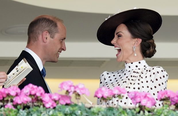 Kate Middleton y el príncipe Guillermo en actitud cariñosa / Gtres