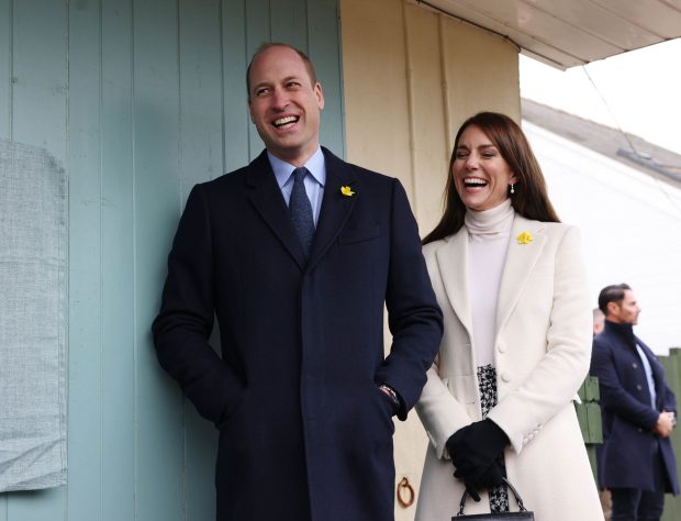 Kate Middleton y el príncipe Guillermo en actitud cariñosa / Gtres