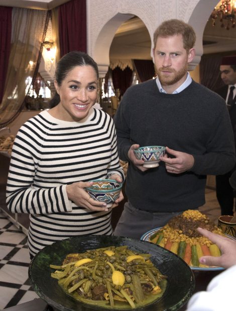 Meghan Markle y el príncipe Enrique con platos tradicionales de Marruecos. / Gtres