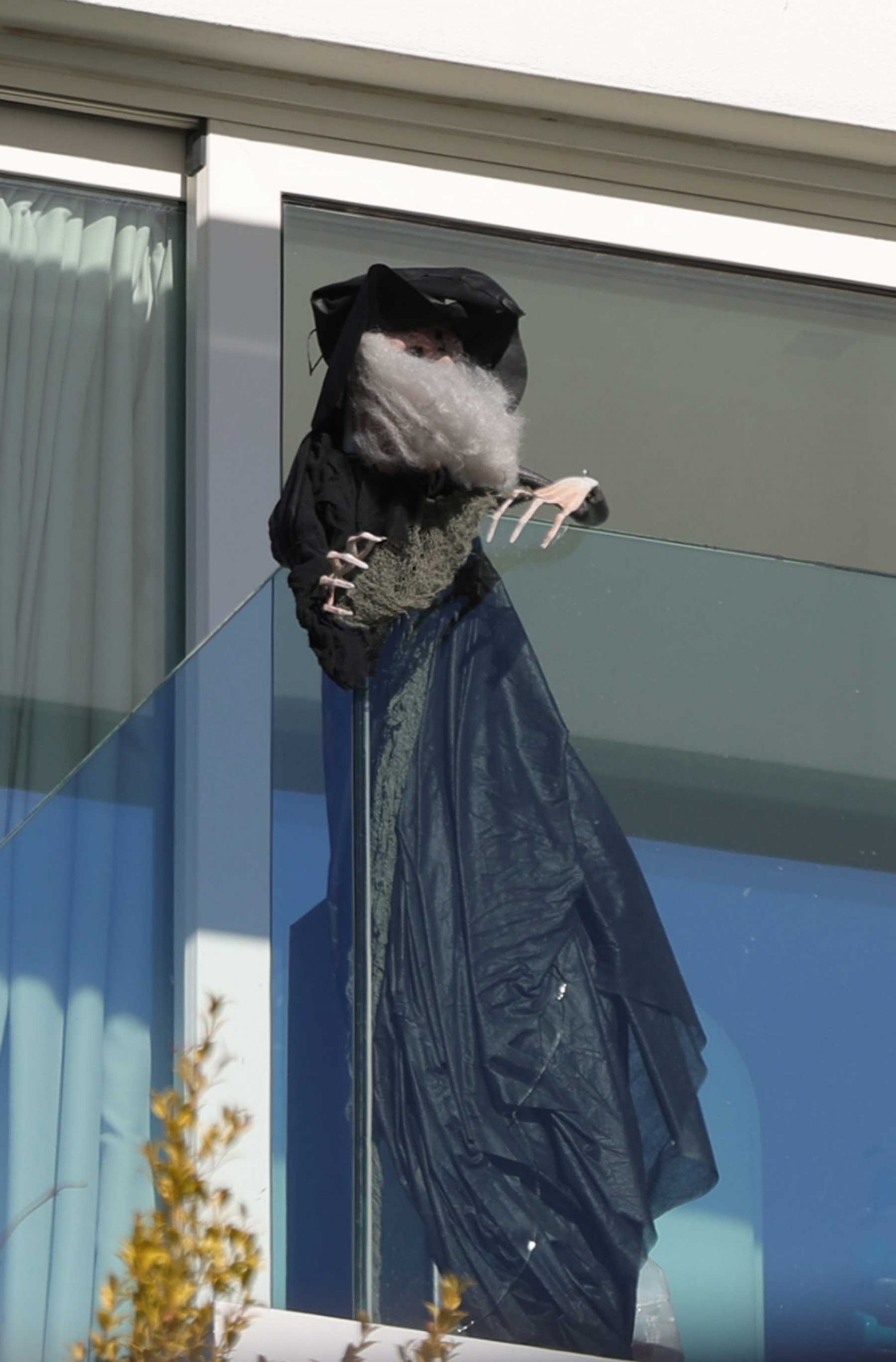 Bruja en el balcón de la casa de Shakira en Barcelona / Gtres