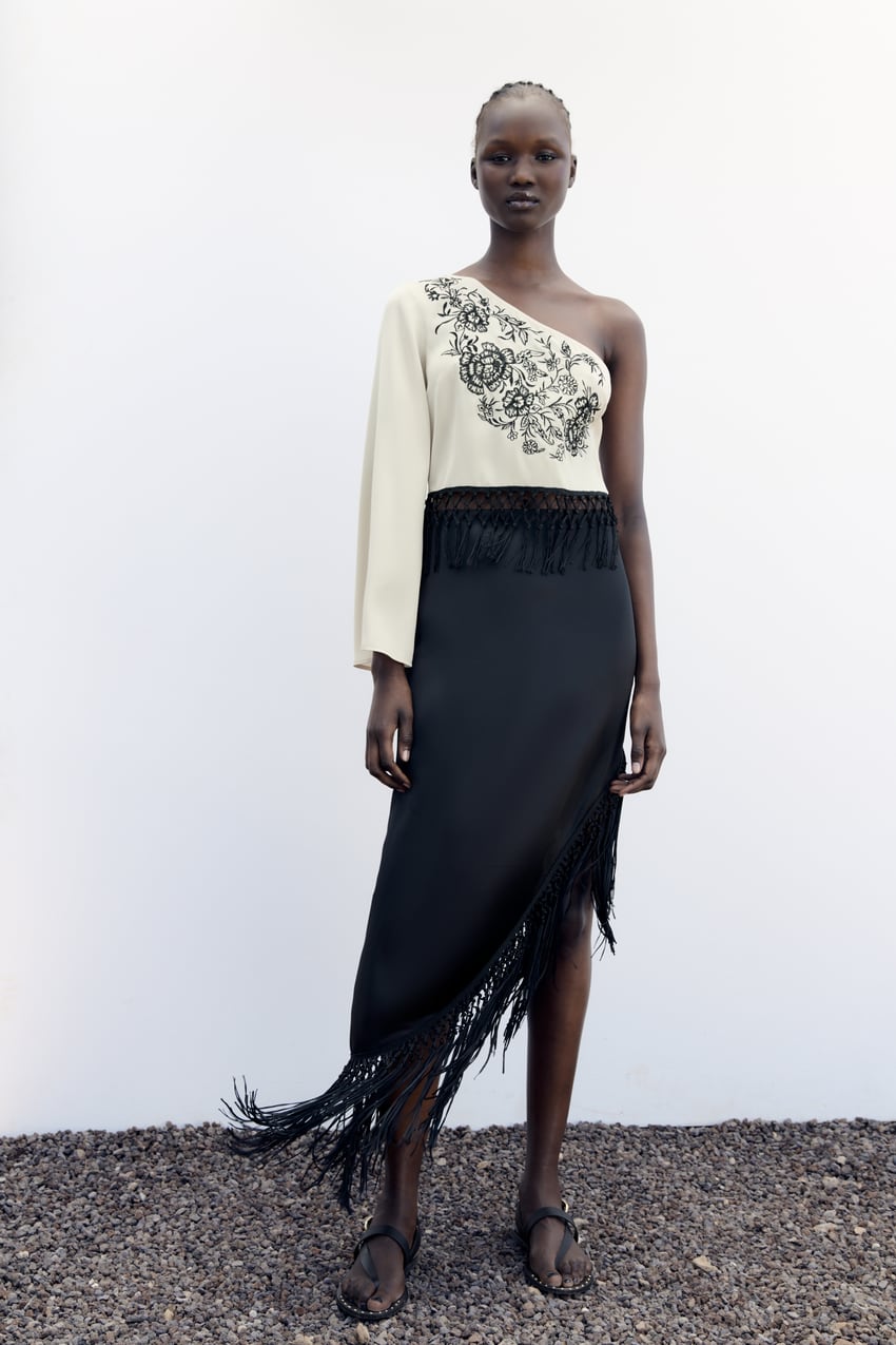 La falda de flecos negra que está siendo un éxito en la web de Zara