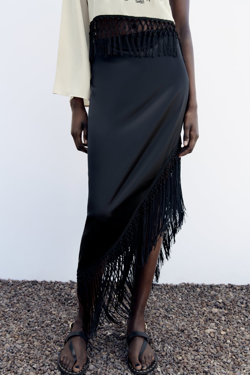 La falda de flecos negra que está siendo un éxito en la web de Zara