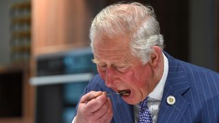 El rey Carlos comiendo en un acto. / Gtres