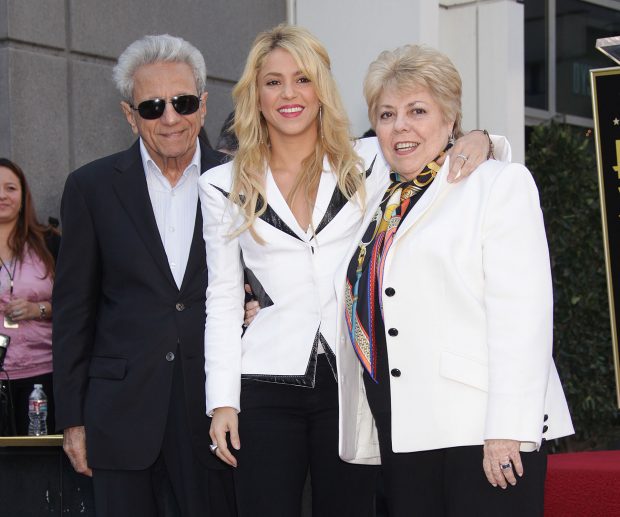 Shakira junto a su madre, Nidia Ripoll, y su padre, William Mebarak. / Gtres