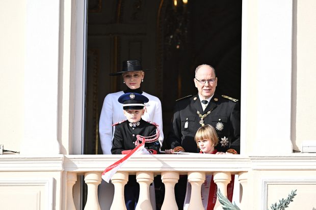 El príncipe Alberto, la princesa Charlene y sus hijos Gabriela y Jacques saludando desde el balcón. / Gtres