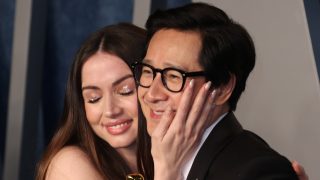 Ana de Armas y Ke Huy Quan en los Premios Oscar. / Gtres