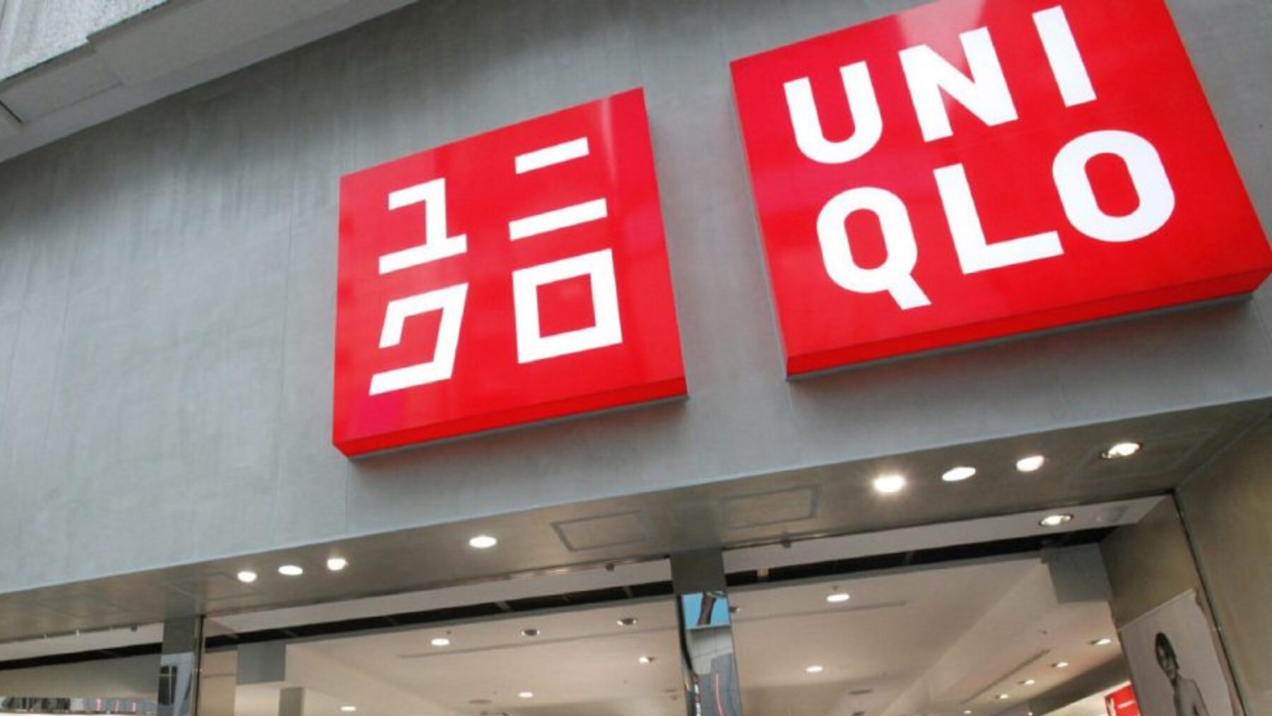 El abrigo de Uniqlo rebajado en el Black Friday que está volando: queda bien con todo